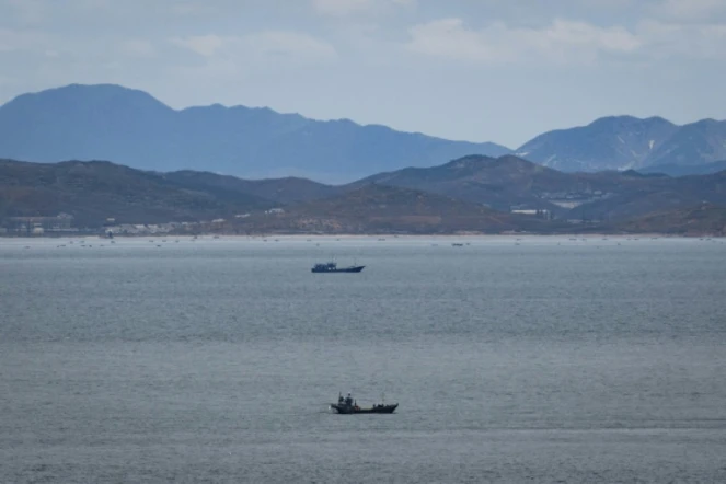 Des bateaux de pêche non identifiés devant les côtes de la Corée du Nord vus depuis l'île sud-coréenne de Yeonpyeong, le 24 avril 2018
