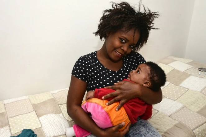 Stéphanie, du Nigeria, pose avec sa fille Francesca Marina, le 1er octobre 2015 à Catania, en Italie