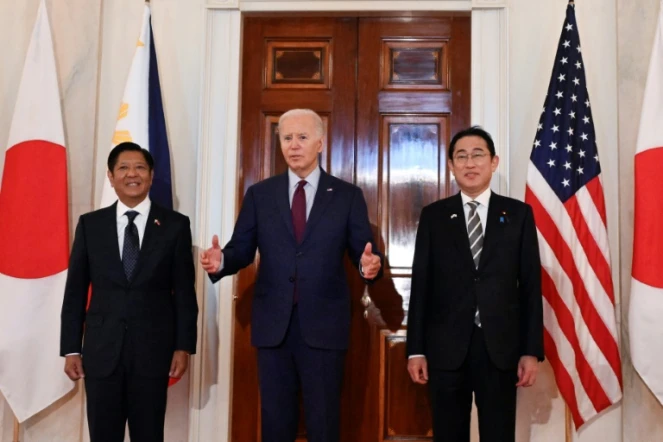 (g-d) Les présidents philippin Ferdinand Marcos et américain Joe Biden et le Premier ministre japonais Fumio Kishida, le 11 avril 2024 à la Maison Blanche, à Washington