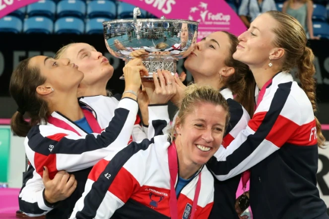L'équipe de France féminine de tennis célèbre sa victoire en finale de la Fed Cup face à l'Australie, le 10 novembre 2019