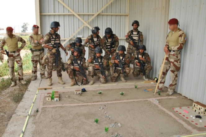 Des soldats français de la 11e brigade des  parachutistes entraînent des membres du contre terrorisme irakien à repérer les IED (engins explosifs improvisés), à Bagdad, le 11 avril 2016