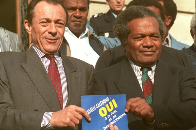 Le Premier ministre Michel Rocard (G) et Jean-Marie Tjibaou, président du FLNKS (indépendantiste), le 29 octobre 1988 à Conflans-Sainte-Honorine
