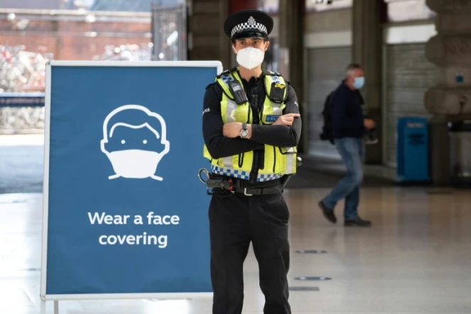 Un policier londonien porte un masqueà la station Waterloo  le 15 juin 2020