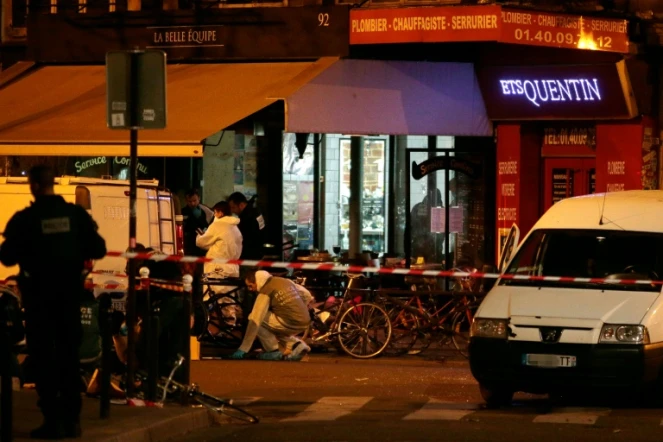 Les enquêteurs à "La Belle Equipe" après l'attaque terroriste le 14 novembre 2016 à Paris 