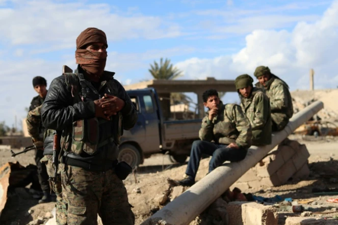 Des combattants des Forces démocratiques syriennes (FDS), dans le village de Baghouz, dans la province syrienne de Deir Ezzor, près de la frontière avec l'Irak, le 2 février 2019   