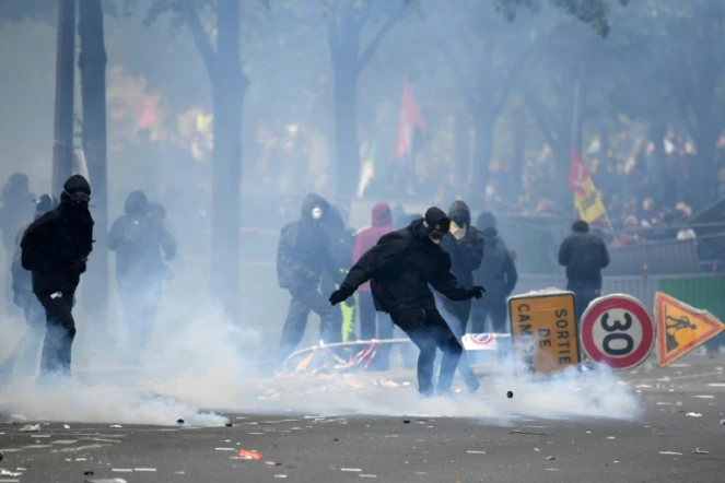 Des heurts violents entre la police et des personnes encagoulées éclatent en marge du défilé du 1er mai 2018 à Paris