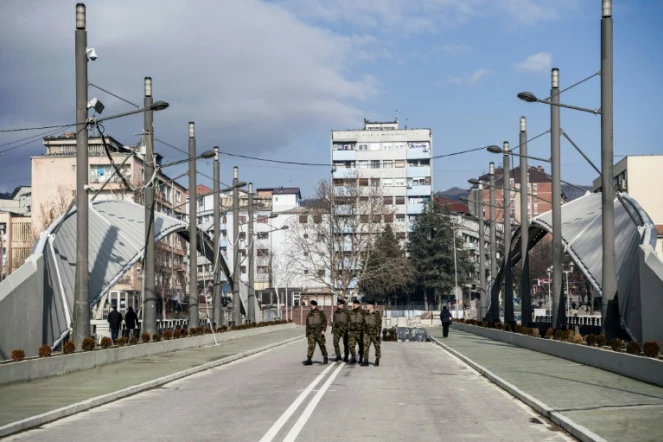 Des soldats de l'Otan traversent le principal pont de Mitrovica, au Kosovo, le 1er février 2018