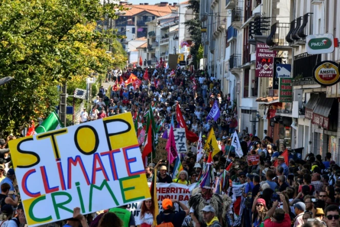 "Arrêtez le crime climatique", clame une pancarte dans la manifestation anti-G7 à Hendaye, près de Biarritz où sont réunis les chefs d'Etat le 24 août 2019