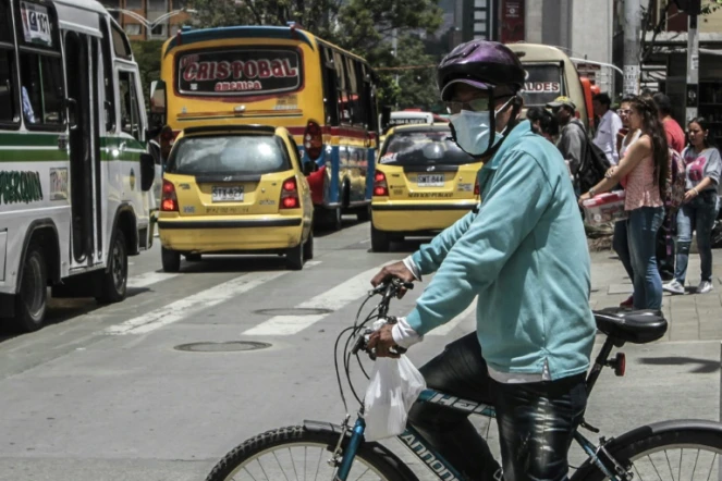 Un cycliste de Medellin en Colombie porte un masque pour se protéger de la pollution, le 7 mars 2018