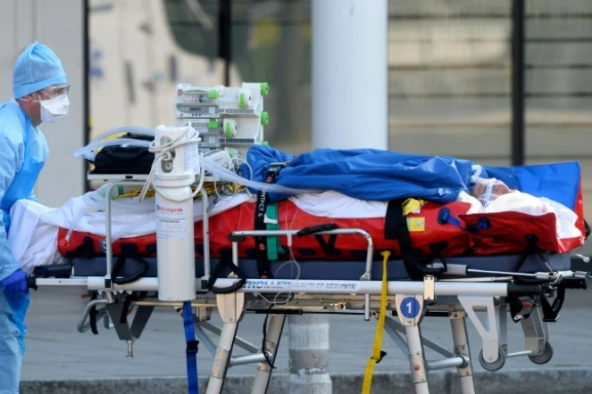 Evacuation d'un patient atteint du Covid-19 venu de Strasbourg, à Angers, le 26 mars 2020 