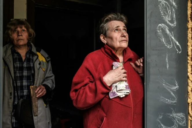 Anna Poladyiuk, à droite, 66 ans, écoute les sirènes annonçant des nouveaux bombardements à Severodonetsk, dans l'est de l'Ukraine, le 18 mai 2022
