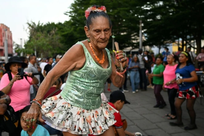 Sonia Isabel Aguilar, 75 ans, danse le 12 mai 2023 sur la place de la Liberté, à San Salvador, reconquise aux bandes criminelles