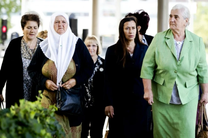 Des femmes bosniaques de l'association "les mères de Srebrenica" arrivent au tribunal de La Hague le 27 juin 2017