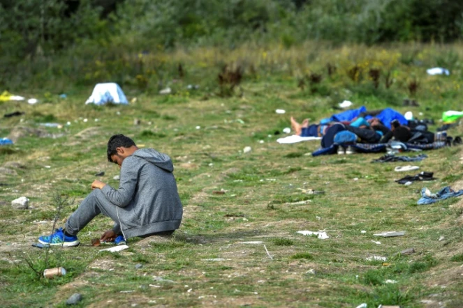 Des migrants se reposent près du port de Calais, dans le nord de la France, le 16 août 2017
