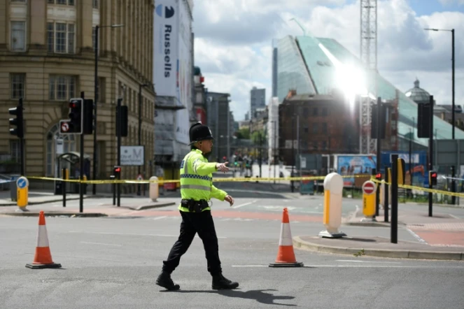Un policier assure le périmètre de sécurité autour de la salle de concert Arena, théâtre d'un attentat meurtrier à Manchester, au Royaume-Uni, le 23 mai 2017