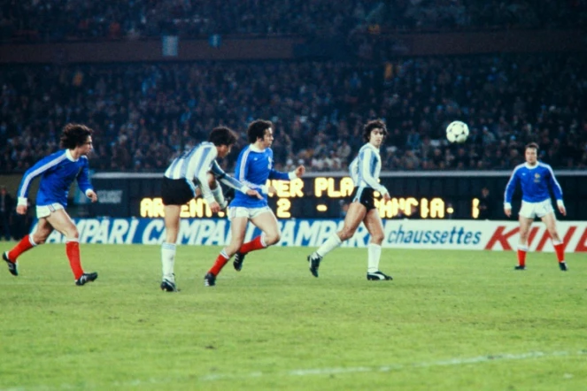 Les Français Dominique Rocheteau (g), Michel Platini et Bernard Lacombe battus par l'Argentine, hôte du Mondial-1978, le 6 juin à Buenos Aires