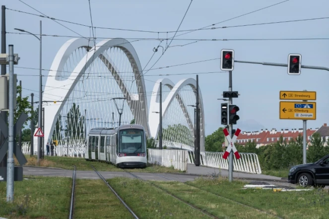 Un tramway venant de France arrive à Kehl, en Allemagne, le 15 juin 2020, avec la réouverture des frontières