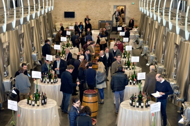 Des professionnels du secteur dégustent des vins de Bordeaux au Château La Dominique à Saint-Emilion, le 5 avril 2016