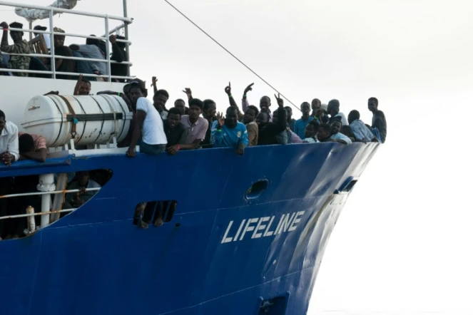Des migrants à bord du Lifeline le 21 juin 2018 après avoir été secourus au large de la Libye par le navire de l'ONG allemande. Photo fournie par l'ONG le 22 juin 2018. AFP PHOTO / MISSION LIFELINE
