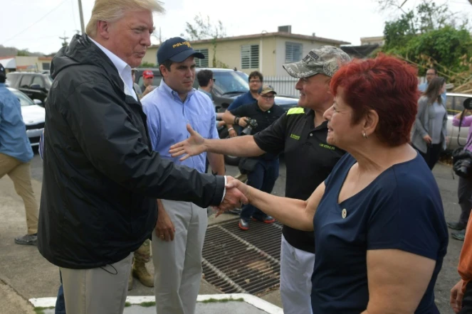 Donald Trump rencontre des sinistrés de l'ouragan Maria à Guaynabo, le 3 octobre 2017 à Porto Rico