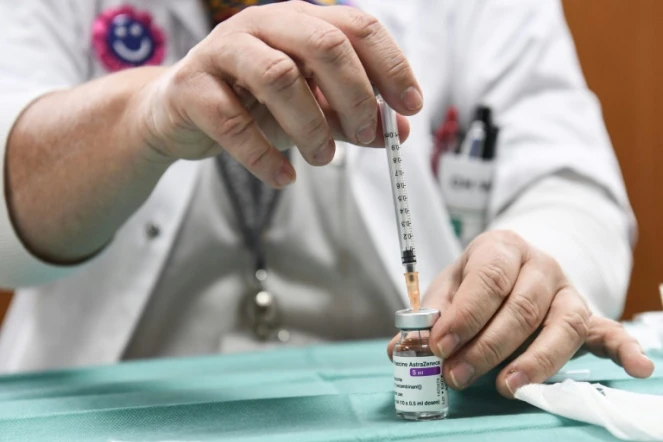 Un soignant prépare une dose du vaccin Astrazeneca à l'hôpital Mignot, au Chesnay près de Paris le 7 février 2021