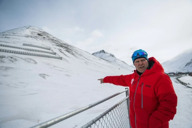 Tor Selnes, survivant d'une avalanche en 2015, sur le nouveau mur anti-avalanche de Longyearbyen, dans l'archipel du Svalbard, au nord de la Norvège, le 9 mai 2022