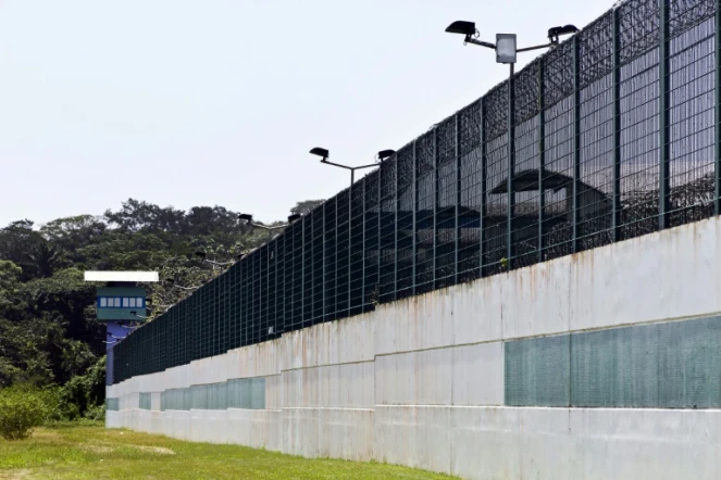 Un mur d'enceinte du centre pénitentiaire de Guyane à Cayenne, le 8 juin 2011