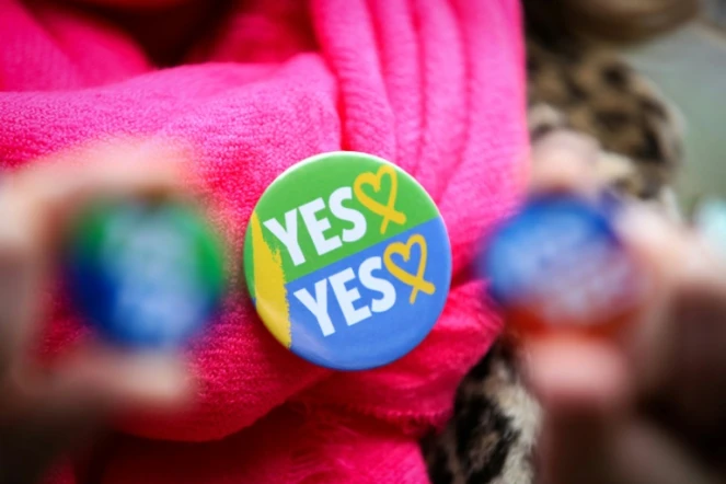 Des militantes du "oui" à Dublin, le 5 mars 2024, avant le référendum sur la modernisation de la Constitution irlandaise sur les femmes et la famille