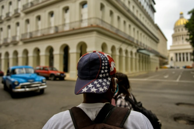 Un Cubain porte une casquette avec le drapeau américain à La Havane, le 3 novembre 2020