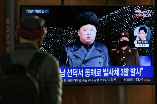 Image télévisée de Kim Jung Un, à la tête de la Corée du Nord, regardée par un passant dans une station de métro de Séoul, en Corée du Sud, le 9 mars 2020