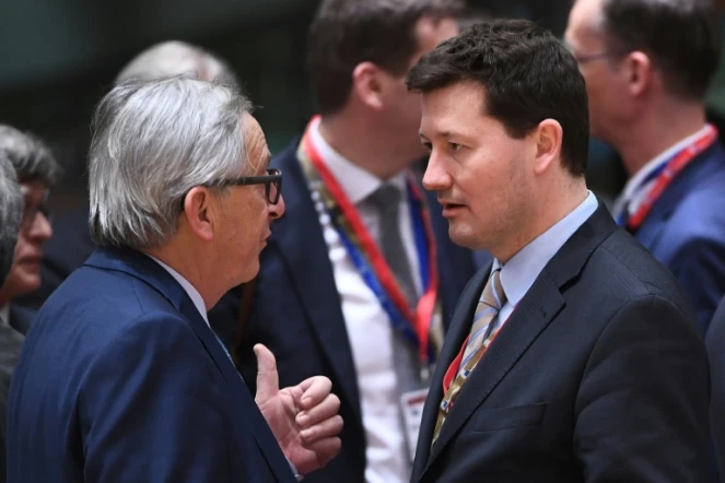 Le président de la Commission européenne Jean-Claude Juncker (G) avec l'allemand Martin Selmayr (D), nommé nommé dans des conditions controversées au sommet de l'administration européenne, ici à Bruxelles le 22 mars 2018