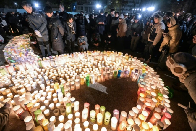 Cérémonie matinale à la mémoire des victimes à l'occasion du 30e anniversaire du tremblement de terre de Kobe, le 17 janvier 2025 au Japon