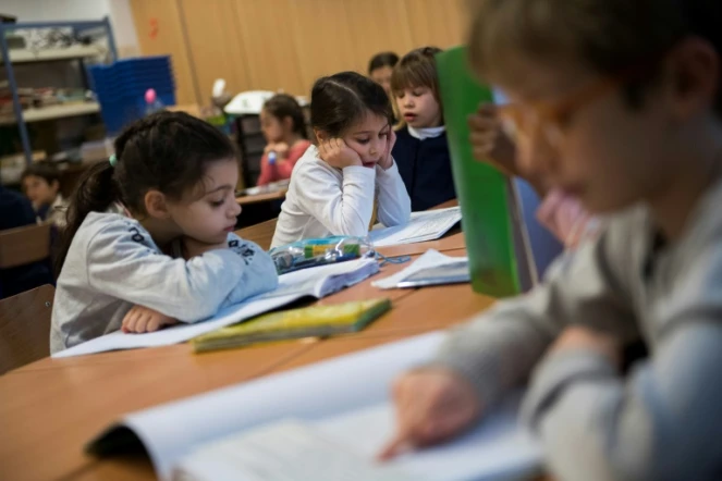 Des élèves de CE1  étudient selon la pédagogie Freinet, le 12 décembre 2016 dans une école publique du XXe arrondissement à Paris