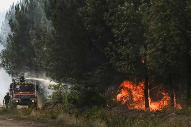 Mobilisation des pompiers en Gironde pour tenter de contenir les incendies, le 17 juillet 2022