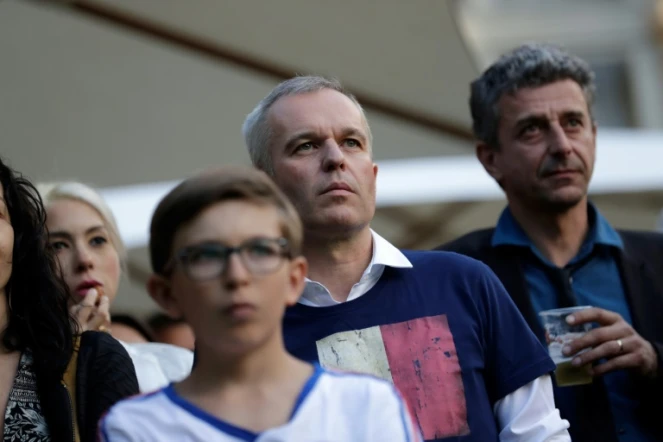 Le président de l'Assemblée Nationale François de Rugy et des députés regardent la qualification de la France en finale du Mondial sur un écran géant le 10 juillet 2018