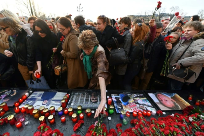 Des Russes rendent hommage aux victimes des attentats dans le métro de Saint-Pétersbourg, à Moscou, le 6 avril 2017