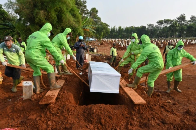 Enterrement d'une victime du nouveau coronavirus, le 10 août 2020 à Jakarta.