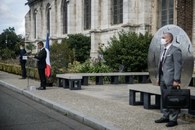 Le ministre de l'Intérieur Gérald Darmanin prononce un discours d'hommage au père Hamel, assassiné il y a quatre ans à Saint-Étienne-du-Rouvray, le 26 juillet 2020