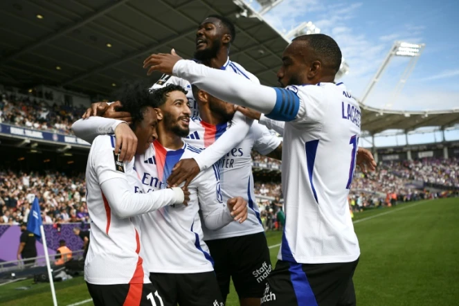 Les Lyonnais se congratulent après le but de Malick Fofana, à Toulouse le 29 septembre 2024 