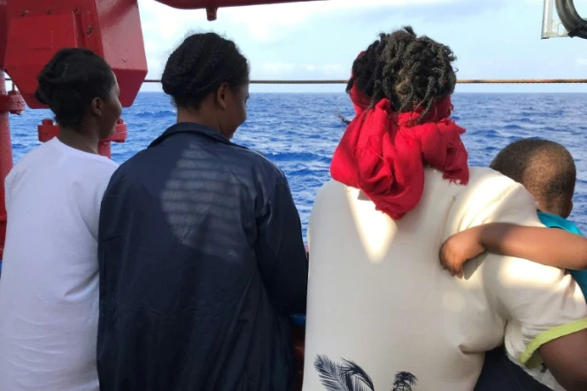 Bintu (g) et son fils, à bord du Ocean Viking, le 10 août 2019