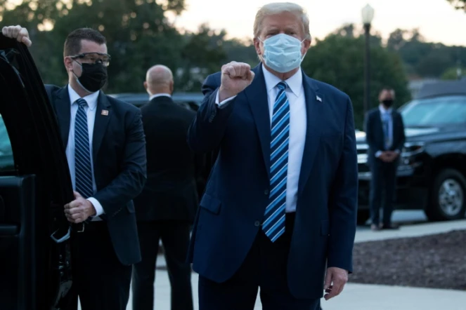 Donald Trump le 5 octobre 2020 à sa sortie de l'hôpital militaire Walter Reed à Bethesda, où il était soigné en raison du Covid-19