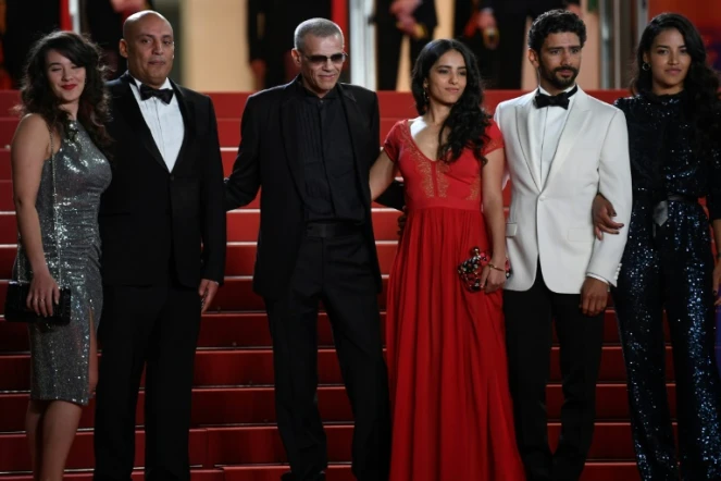 Le réalisateur franco-tunisien Abdellatif Kechiche, l'actrice Hafsia Herzi, l'acteur français Salim Kechiouche et leurs invités sur le tapis rouge de la projection du film "Mektoub my love : Intermezzo" au Festival de Cannes, le 23 mai 2019