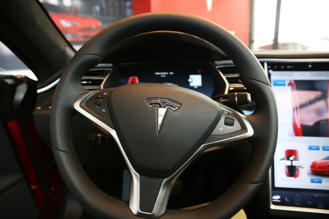 L'intérieur d'une Tesla, dans une salle d'exposition à New York, le 5 juillet 2016 