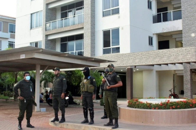 Des policiers montent la garde devant le domicile de l'ex-présidente par intérim de Bolivie Jeannine Anez à Trinidad (Bolivie), le 12 mars 2021