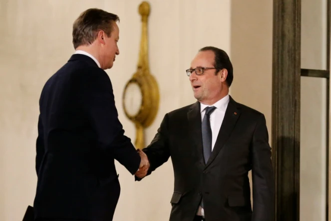 Hollande (D) et Cameron après leur réunion à l'Elysée le 15 février 2016 à Paris