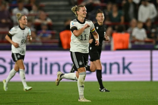 L'Allemande Alexandra Popp vient de marquer le deuxième but de son équipe contre l'Autriche en quart de finale de l'Euro, le 21 juillet 2022 à Brentford, près de Londres 