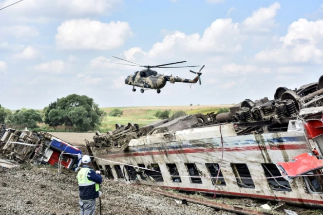 Un hélicoptère survole le 9 juillet 2018 le site où un train a déraillé dans la région de Tekirdag en Turquie