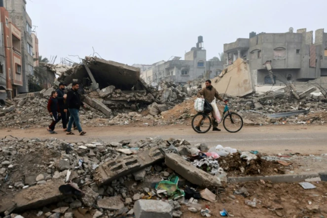Des personnes marchent dans les rues de Rafah, au sud de la bande de Gaza, après un bombardement le 9 février 2024