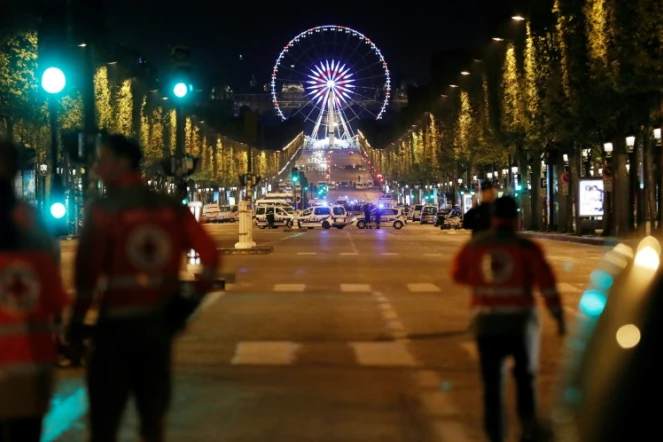 Des secouristes sur les Champs-Elysées à Paris, le 20 avril 2017