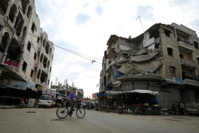 Bâtiments endommagés par les bombardements dans la ville syrienne d'Idleb, le 6 mars 2020